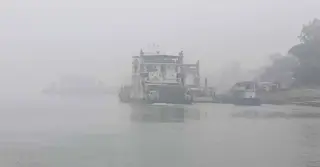 ঘন কুয়াশায় পাটুরিয়া-দৌলতদিয়া নৌপথে ফেরি চলাচল বন্ধ